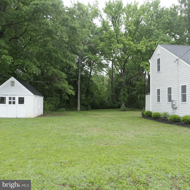 view of yard with an outbuilding