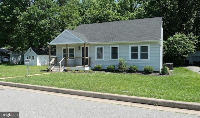 view of front of property featuring a porch and a front yard