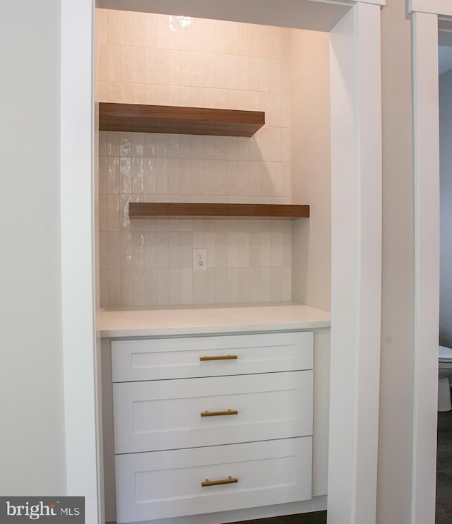 details featuring decorative backsplash