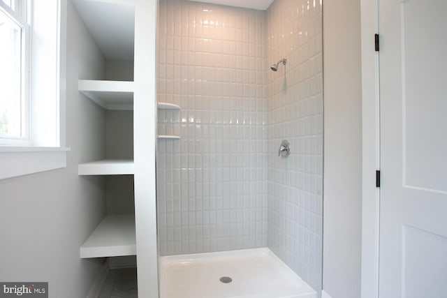 bathroom featuring a tile shower