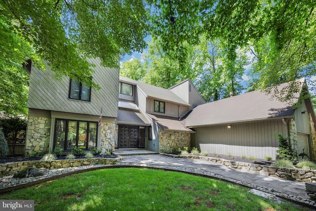 view of front of house featuring a front yard