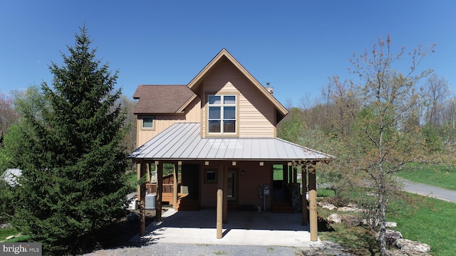 view of front of property featuring a carport