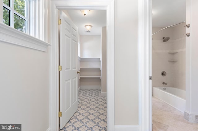 bathroom with tiled shower / bath