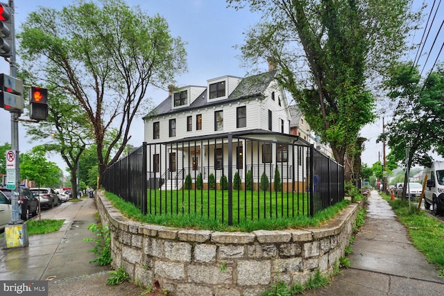 view of front of property featuring a front yard