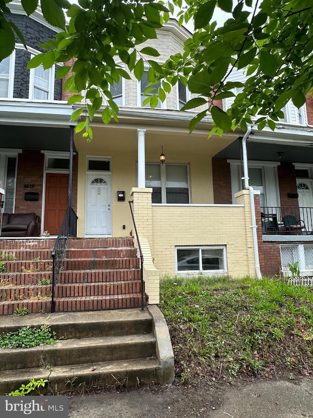 view of front facade featuring a porch