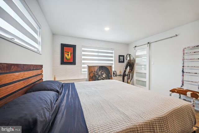 bedroom featuring a barn door