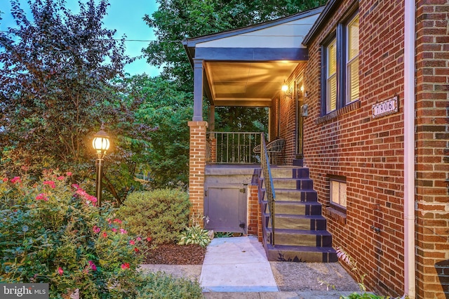 property entrance with covered porch