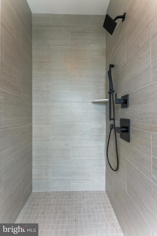 bathroom featuring tiled shower