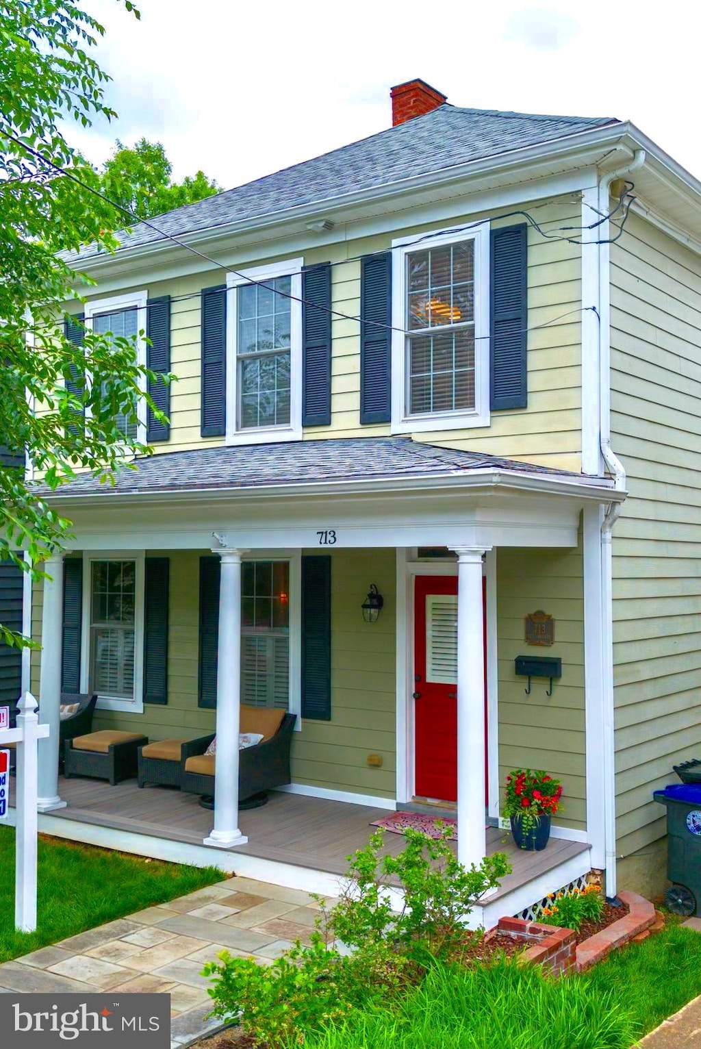 view of front of home featuring covered porch