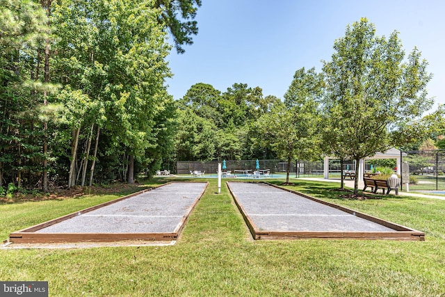 view of property's community featuring a lawn