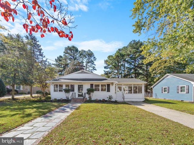 view of front of property featuring a front lawn