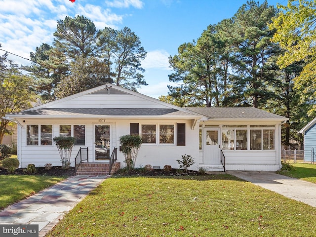 view of front of home featuring a front yard