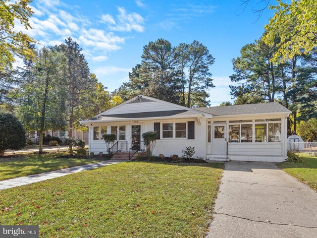 ranch-style house featuring a front yard