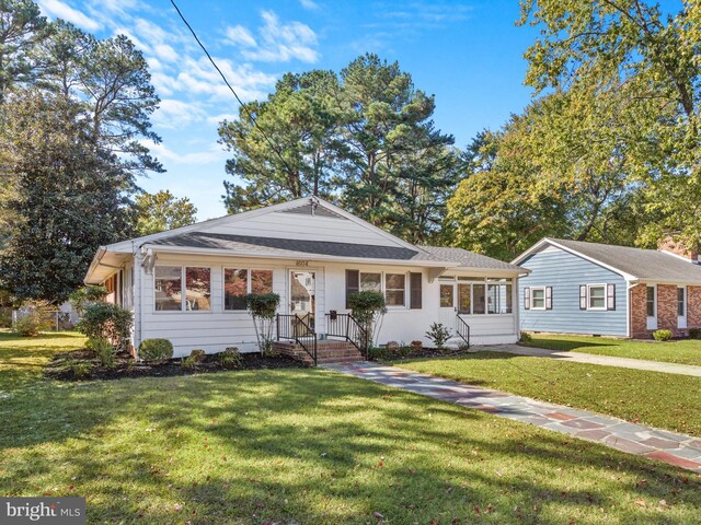 single story home featuring a front lawn