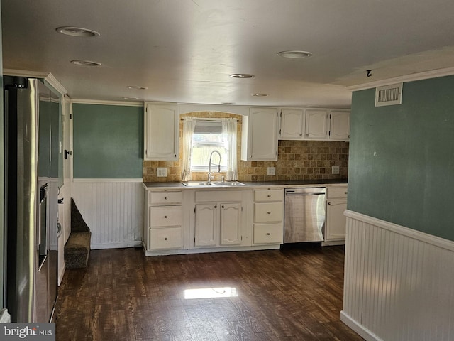 kitchen with dark wood-type flooring, appliances with stainless steel finishes, sink, and white cabinetry