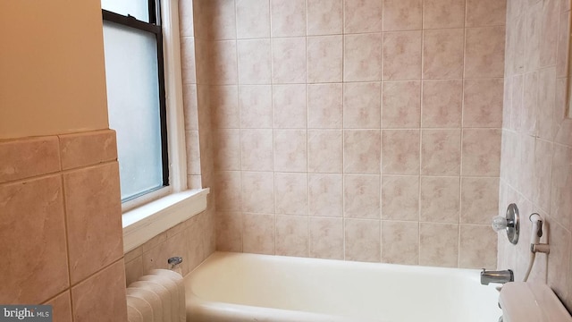 bathroom featuring tiled shower / bath combo