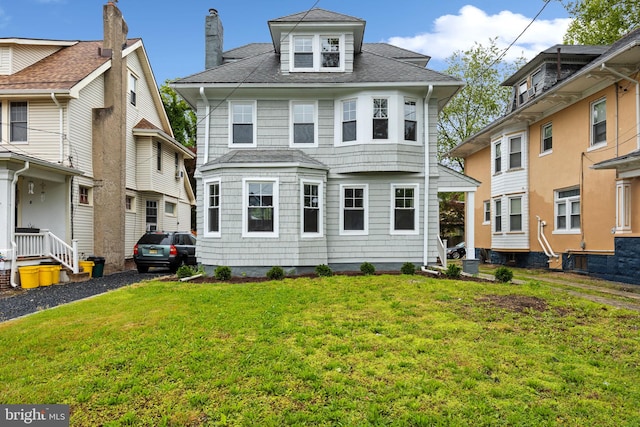 view of front facade featuring a front lawn