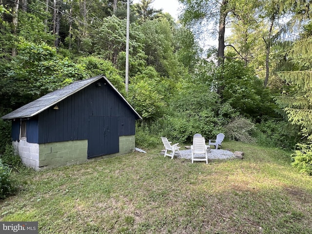 view of outdoor structure featuring a yard