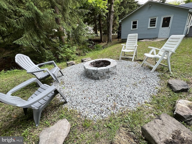 view of yard featuring an outdoor fire pit