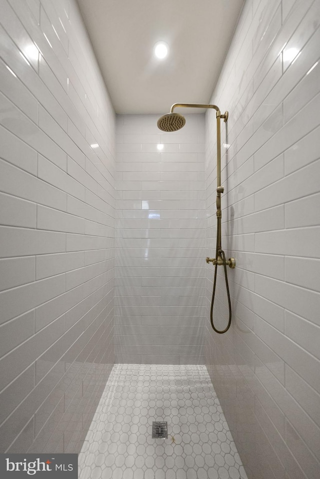 bathroom featuring tiled shower