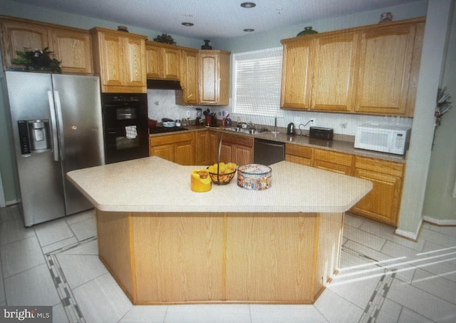 kitchen featuring sink, a center island, stainless steel fridge with ice dispenser, and dishwasher