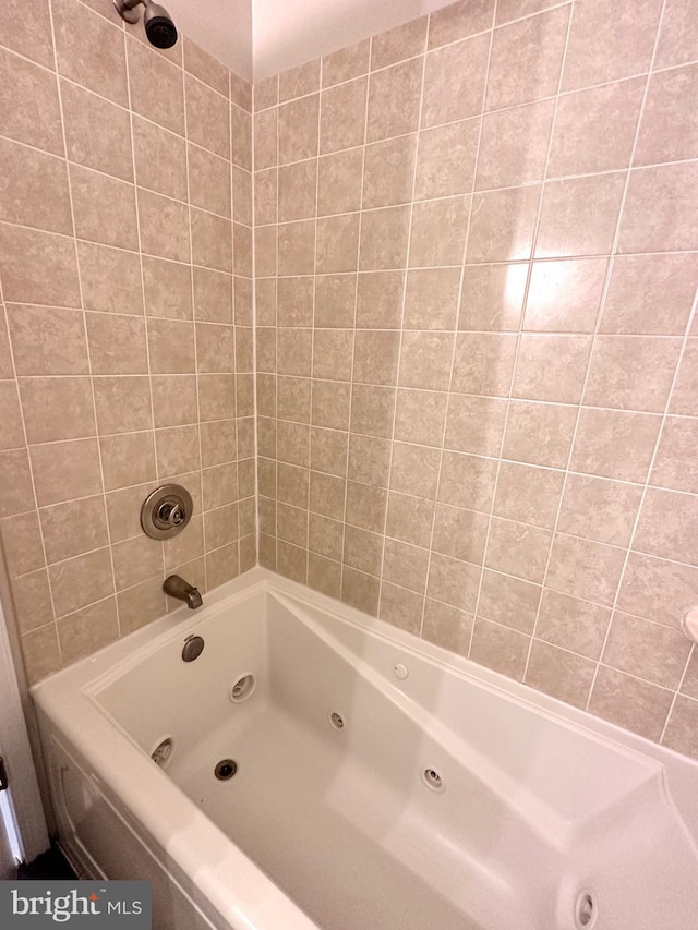 bathroom featuring tiled shower / bath