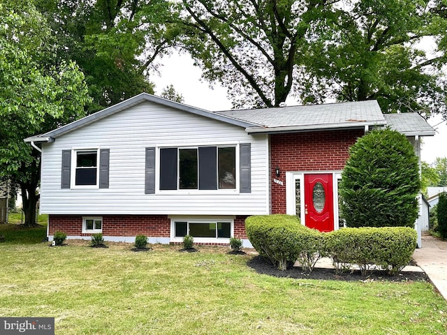 bi-level home featuring a front yard