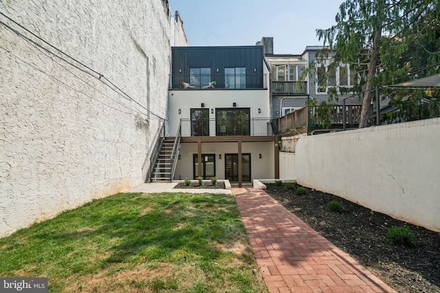 back of house featuring a lawn