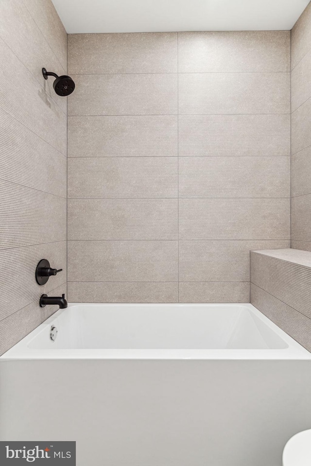 bathroom featuring tiled shower / bath