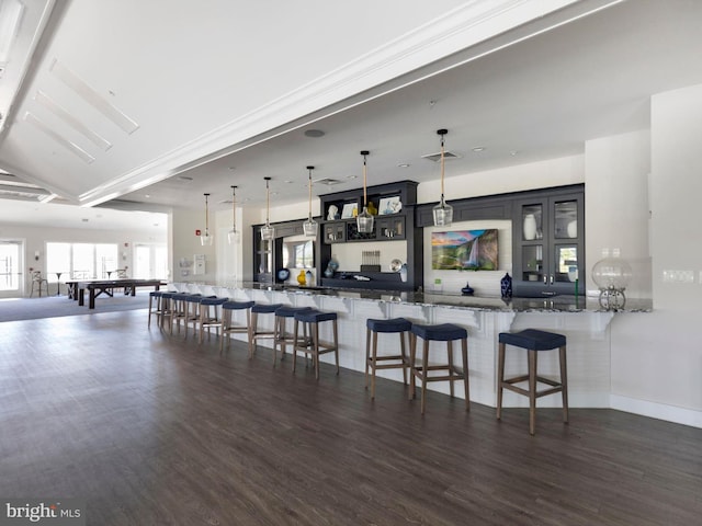 kitchen featuring dark wood-type flooring, kitchen peninsula, pendant lighting, a breakfast bar, and ceiling fan