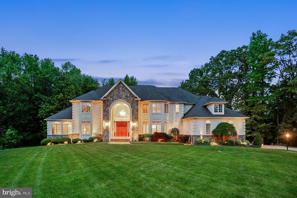 view of front of home featuring a lawn