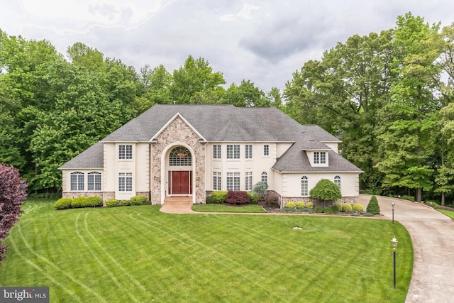 view of front of home featuring a front yard and a garage