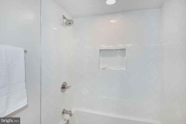 bathroom featuring tiled shower / bath combo