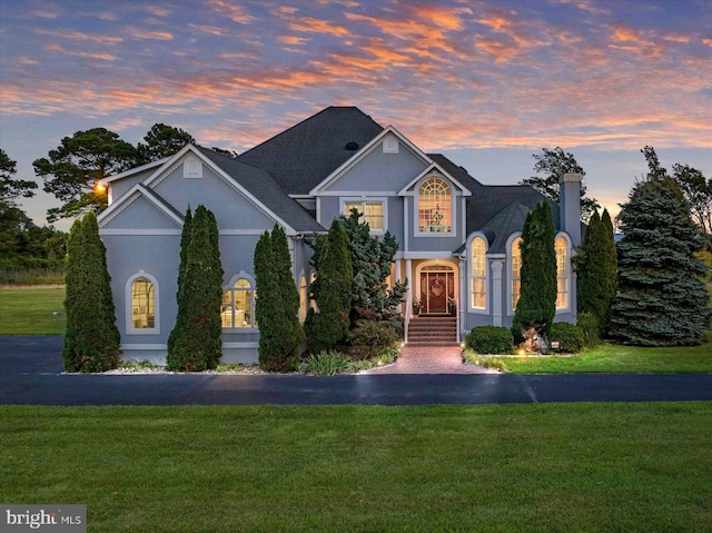 view of front of property featuring a lawn