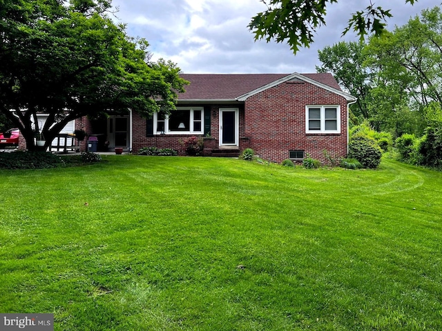 view of front of property with a front lawn