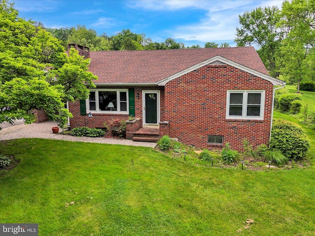 view of front of property featuring a front yard