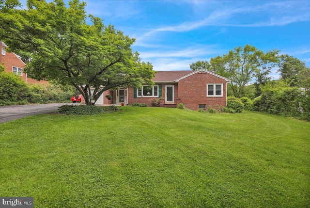 view of front of home featuring a front yard