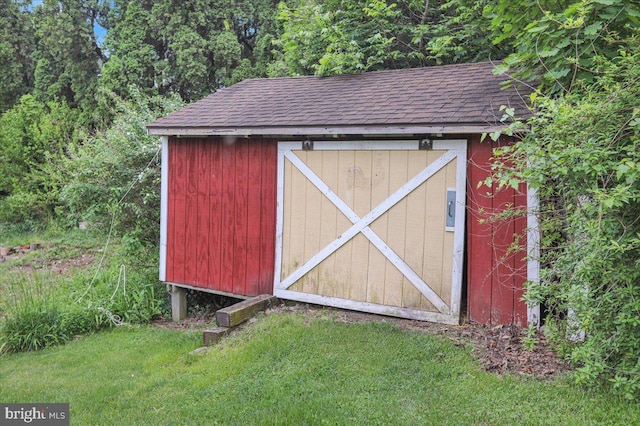 view of outdoor structure featuring a yard