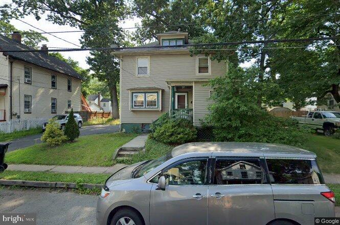 view of front of house featuring a front yard