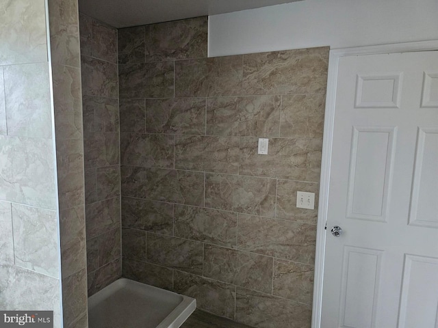 bathroom featuring tiled shower