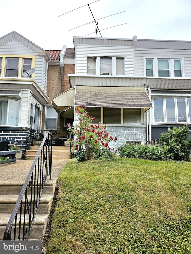 townhome / multi-family property with a front yard