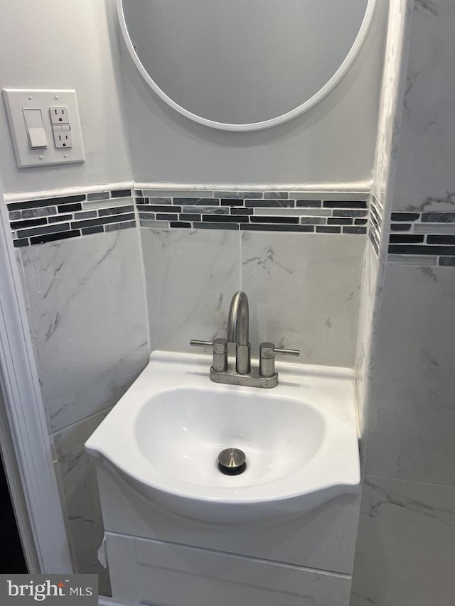 bathroom featuring tasteful backsplash and vanity