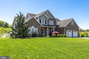 view of front of home with a front lawn