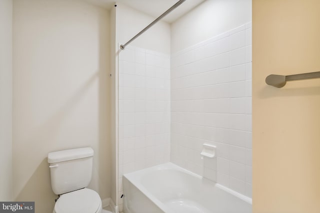 bathroom featuring toilet and tiled shower / bath combo