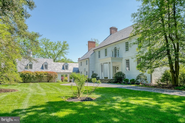 view of front facade with a front yard