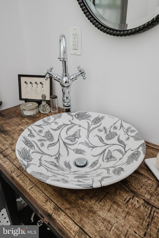 room details featuring sink and hardwood / wood-style floors