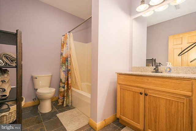 full bathroom with toilet, baseboards, shower / bath combo with shower curtain, and vanity