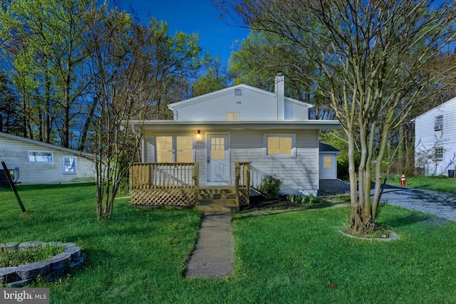 view of front of property featuring a front lawn