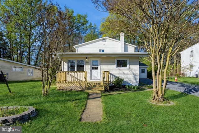 view of front of property with a front yard