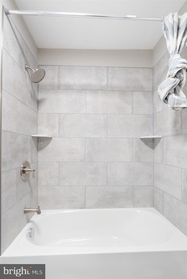 bathroom featuring tiled shower / bath